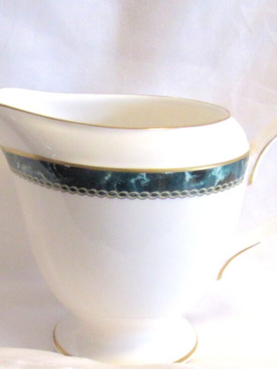 Royal Worcester Medici Green Creamer,  Made in England, Gold Gilt Trim      J121 - Picture 1 of 5